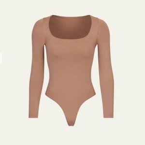 (2401) NWT SKIMSEssential Smoothing Scoop-Neck Thong Bodysuit in SIENNA 3X